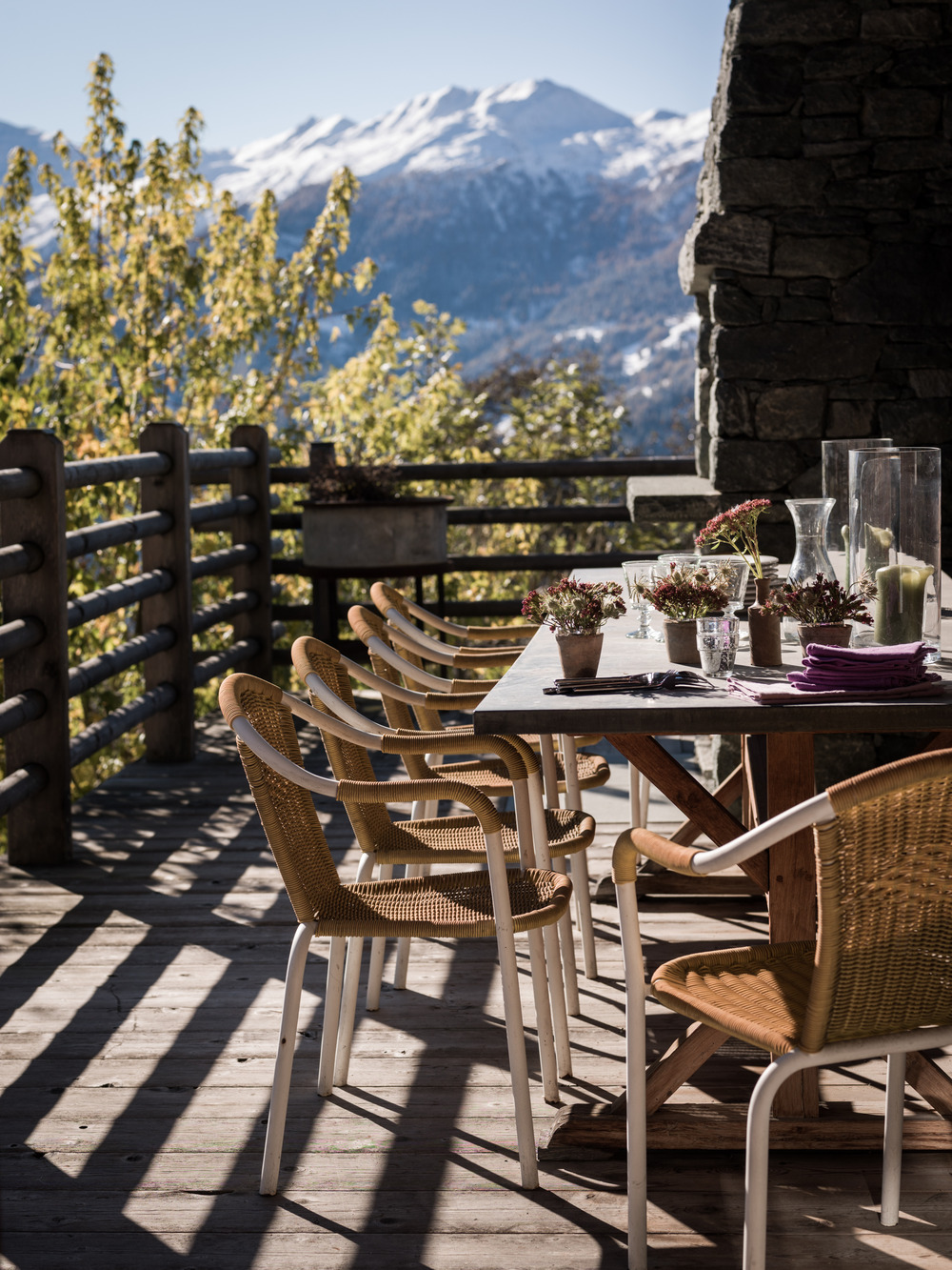 terrasse chalet familial en Suisse décoration contemporaine beige et bois