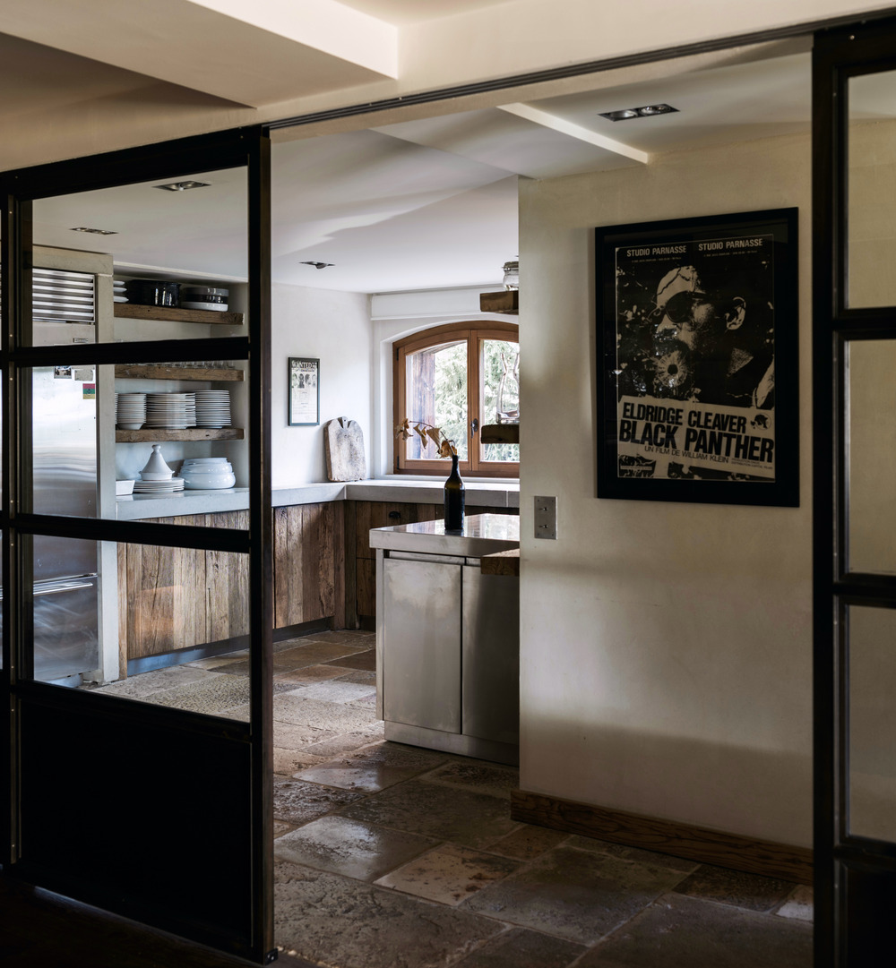 cuisine chalet familial en Suisse décoration contemporaine beige et bois