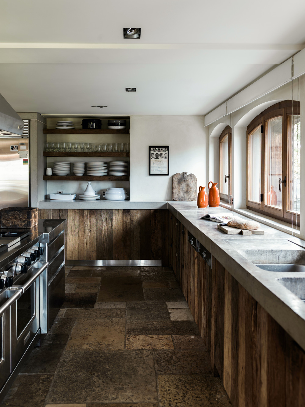 cuisine chalet familial en Suisse décoration contemporaine beige et bois
