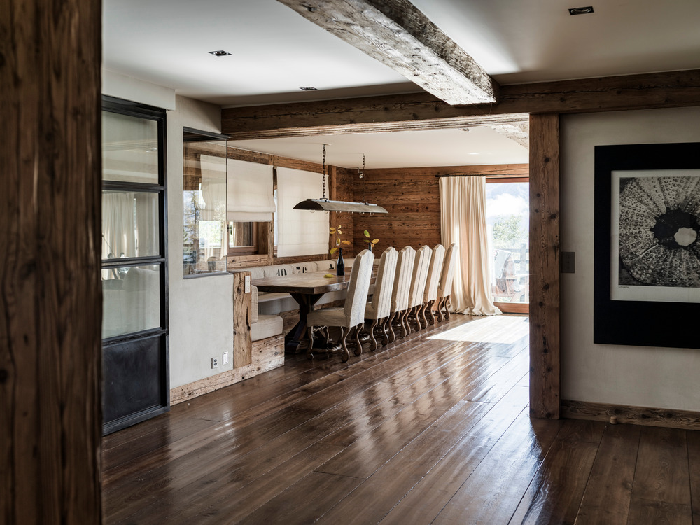 salle à manger chalet familial en Suisse décoration contemporaine beige et bois