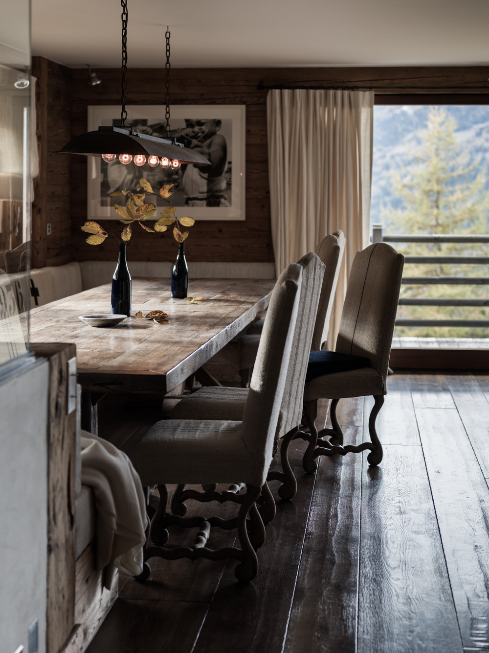 salle à manger chalet familial en Suisse décoration contemporaine beige et bois
