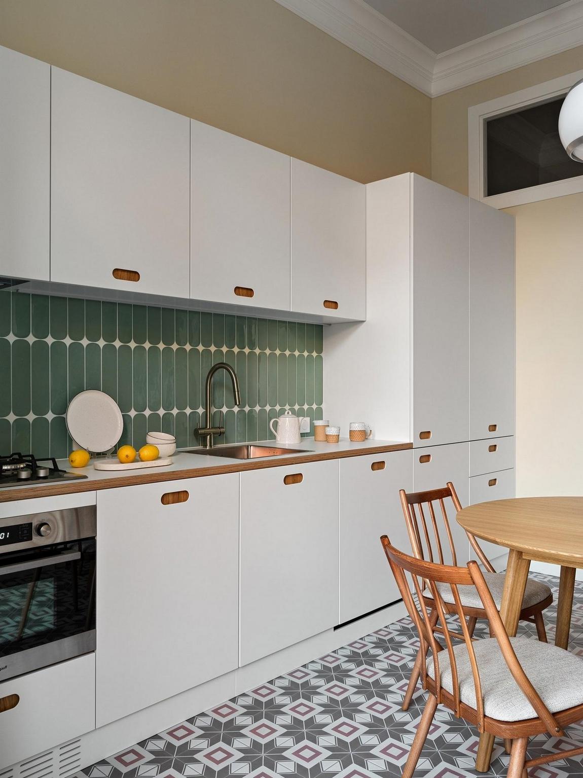 cuisine blanche carrelage vert sol carreaux de ciment appartement de 78m2 décoration vintage cuisine blanche carrelage vert sol carreaux de ciment appartement de 78m2 décoration vintage