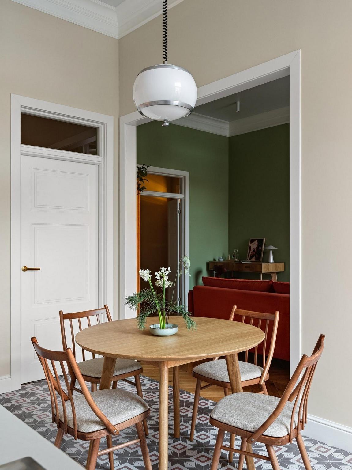 espace repas dans cuisine blanche carrelage vert sol carreaux de ciment appartement de 78m2 décoration vintage espace repas dans cuisine blanche carrelage vert sol carreaux de ciment appartement de 78m2 décoration vintage
