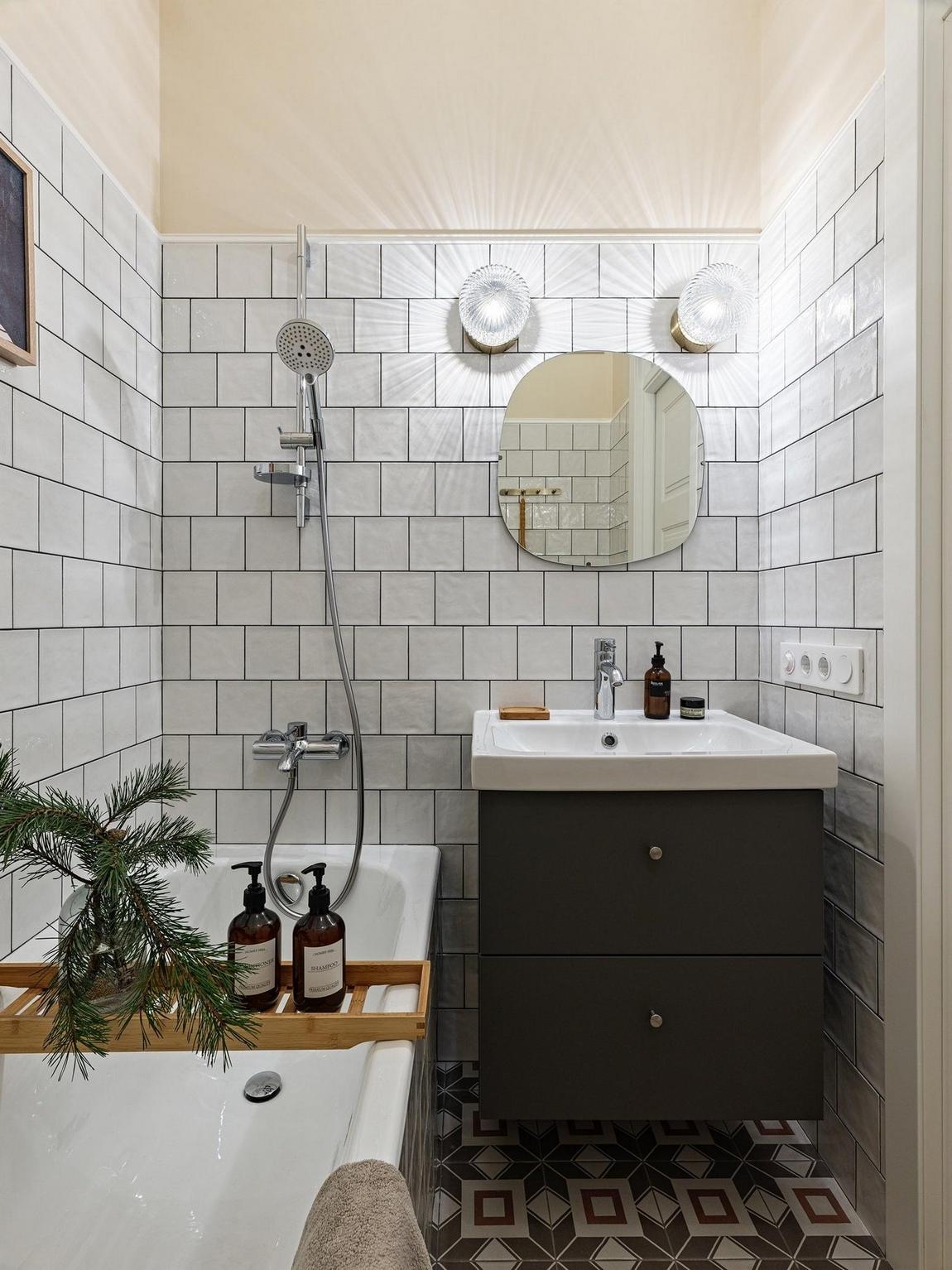 salle de bain carrelage blanc meuble bois sombre sol carreaux de ciment décoration vintage salle de bain carrelage blanc meuble bois sombre sol carreaux de ciment décoration vintage