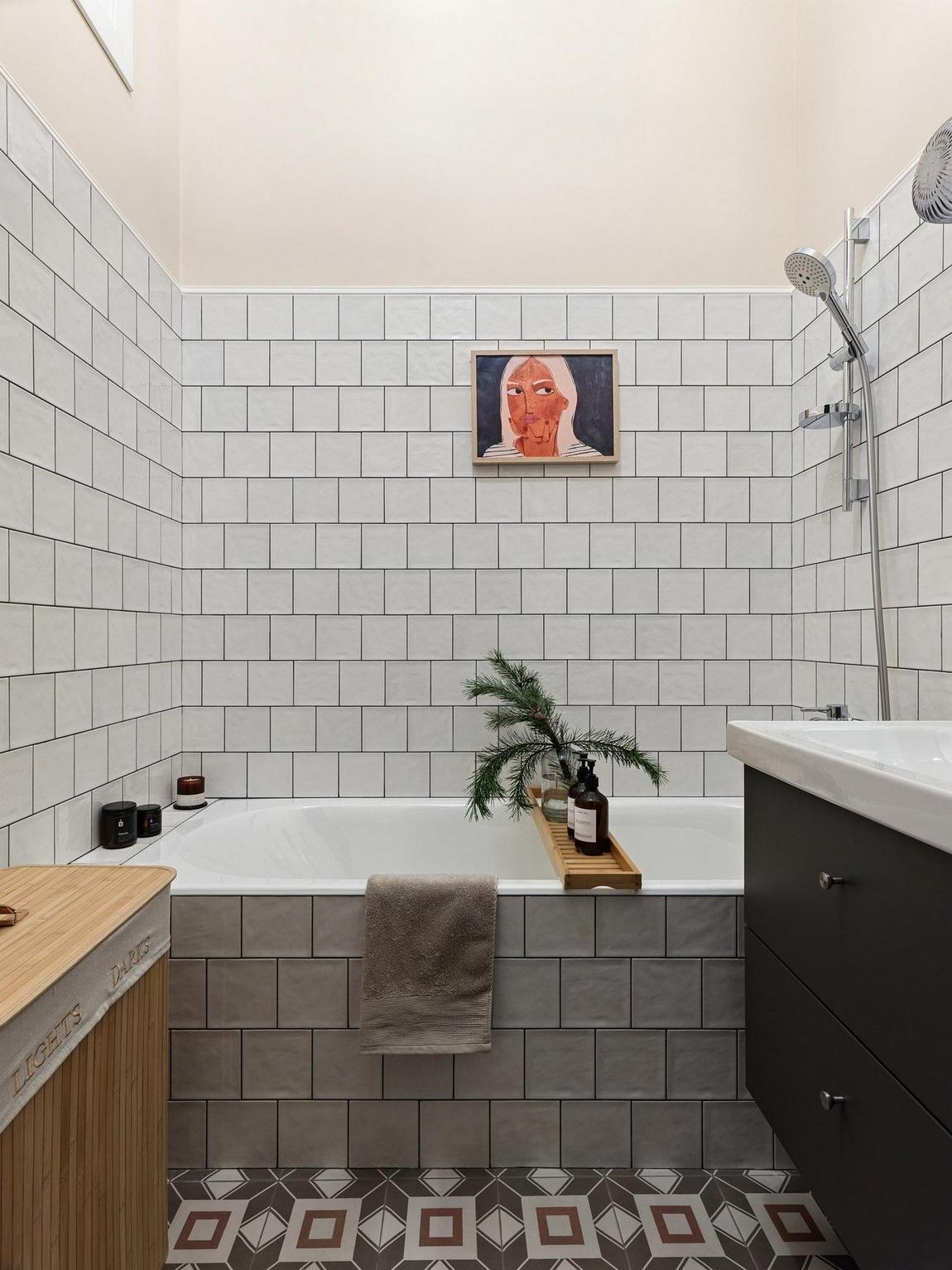 salle de bain carrelage blanc meuble bois sombre sol carreaux de ciment décoration vintage salle de bain carrelage blanc meuble bois sombre sol carreaux de ciment décoration vintage