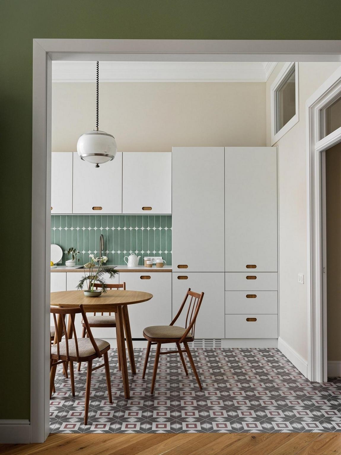 cuisine blanche carrelage vert sol carreaux de ciment appartement de 78m2 décoration vintage cuisine blanche carrelage vert sol carreaux de ciment appartement de 78m2 décoration vintage