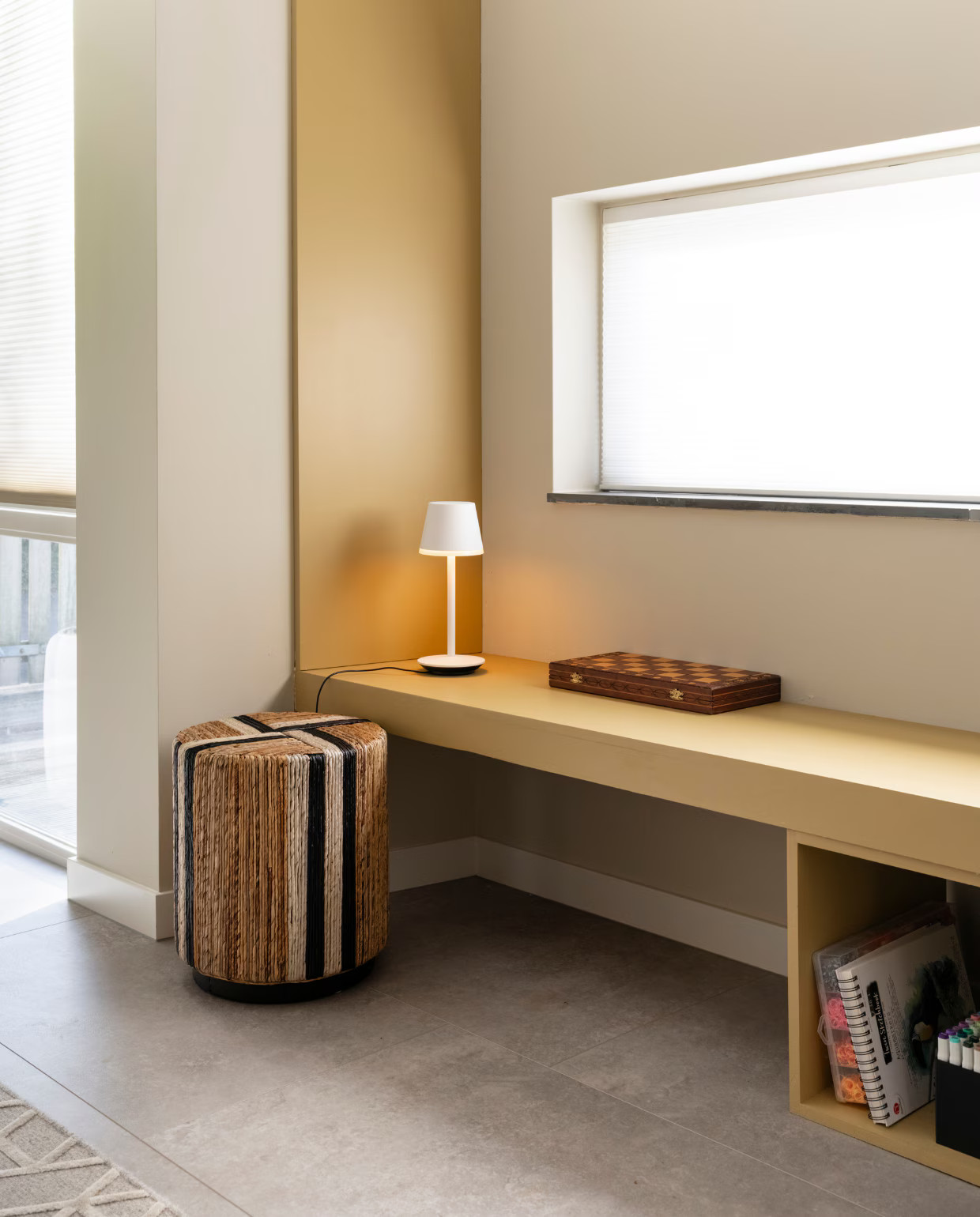 banc sous fenêtre dans salon décoration contemporaine
