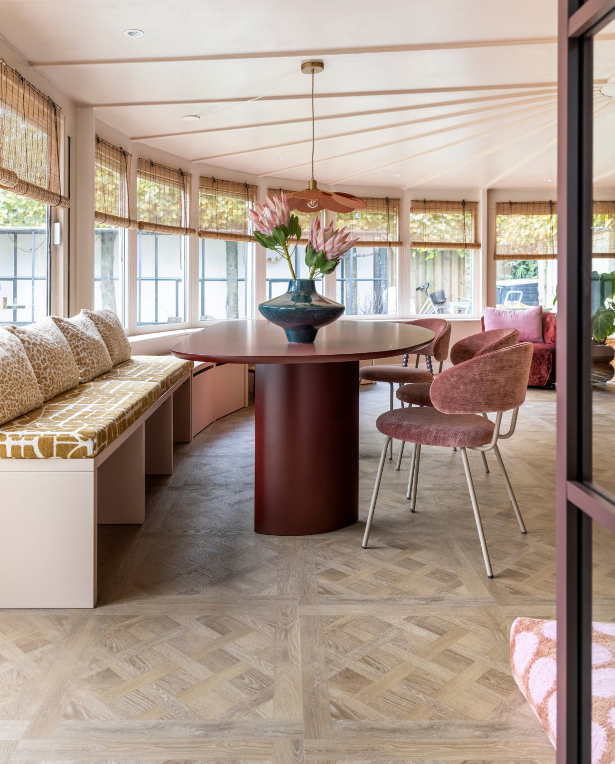 salle à manger dans véranda décoration contemporaine