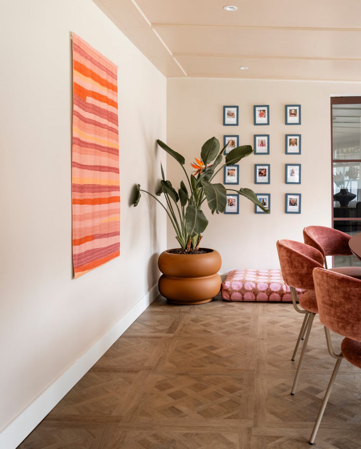 salle à manger dans véranda décoration contemporaine