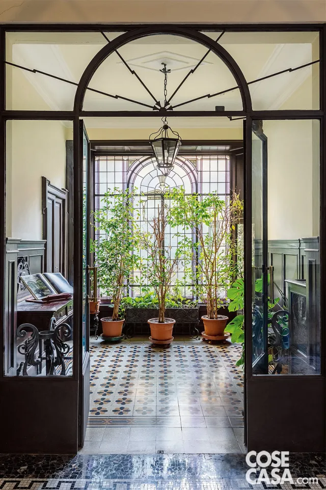 entrée avec verrière cintrée maison ancienne Milan sol carrelage ancien