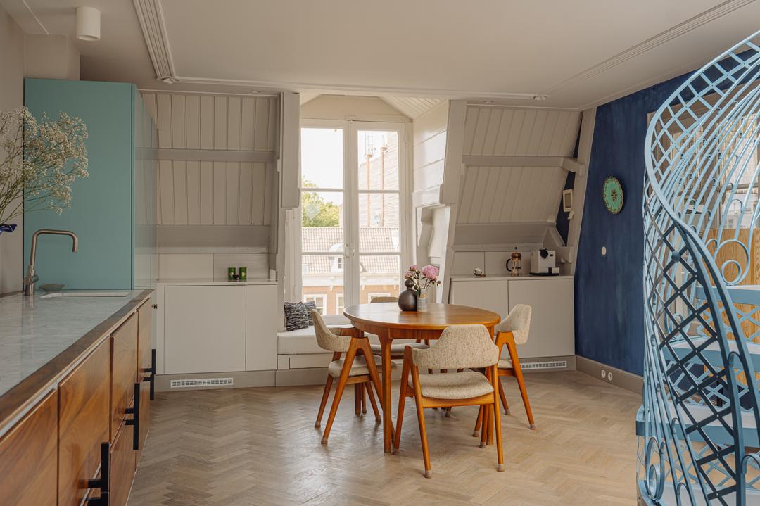 cuisine et salle à manger avec escalier bleu en colimaçon appartement en triplex de 130m2 Amsterdam par Büro Kif