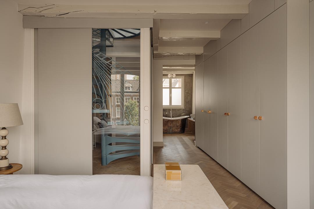 chambre avec escalier bleu en colimaçon appartement en triplex de 130m2 Amsterdam par Büro Kif