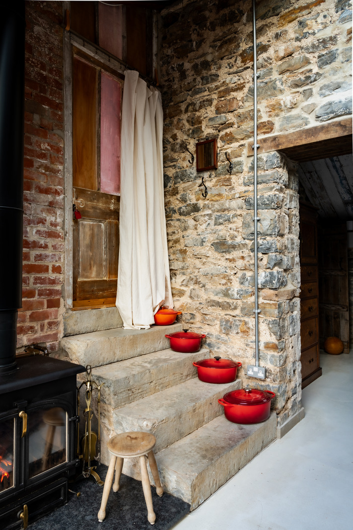entrée murs briques avec petit escalier maison ancienne décoration rustique Angleterre entrée murs briques avec petit escalier maison ancienne décoration rustique Angleterre