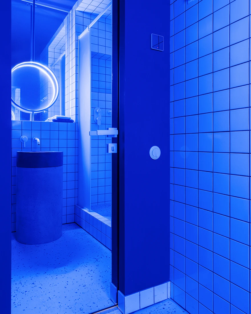 salle de bain design carrelage blanc lumière bleue studio 25m2 salle de bain design carrelage blanc lumière bleue studio 25m2