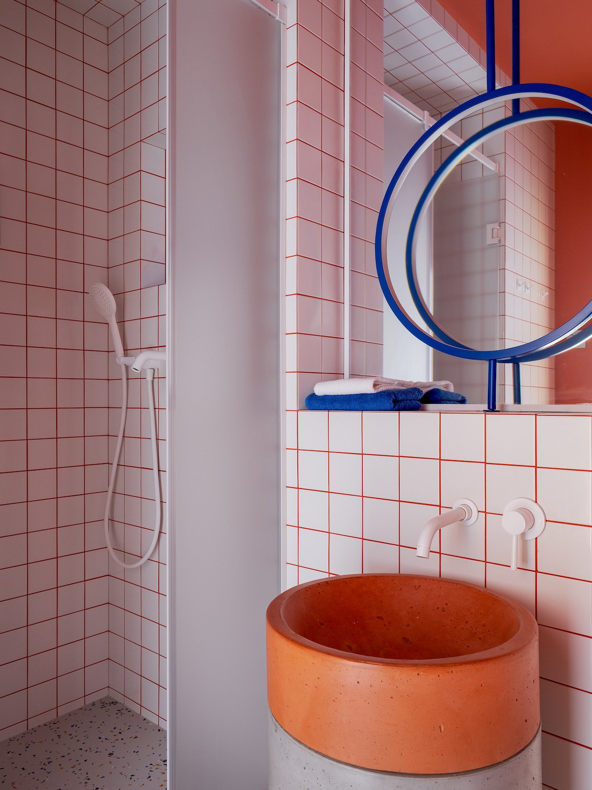 salle de bain design carrelage blanc joint orange studio 25m2 salle de bain design carrelage blanc joint orange studio 25m2