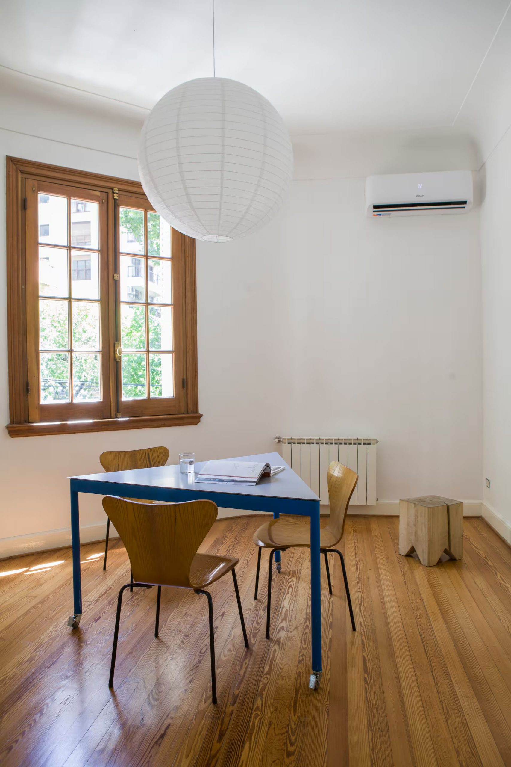 salle à manger minimaliste décoration contemporaine appartement ancien rénové salle à manger minimaliste décoration contemporaine appartement ancien rénové