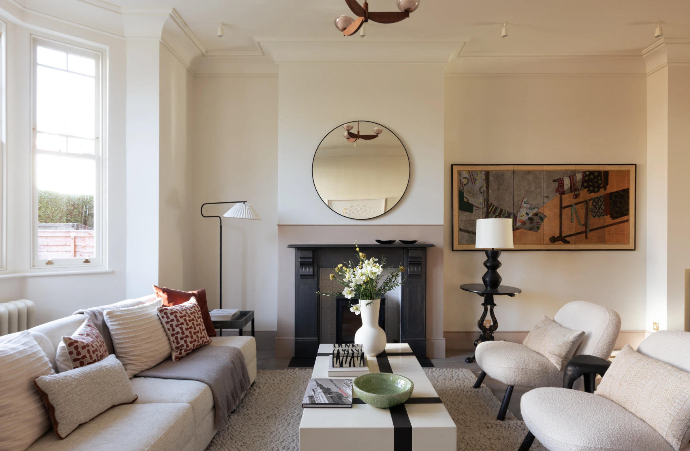 salon avec cheminée et bow window maison Londres rénovée et agrandie sur le jardin