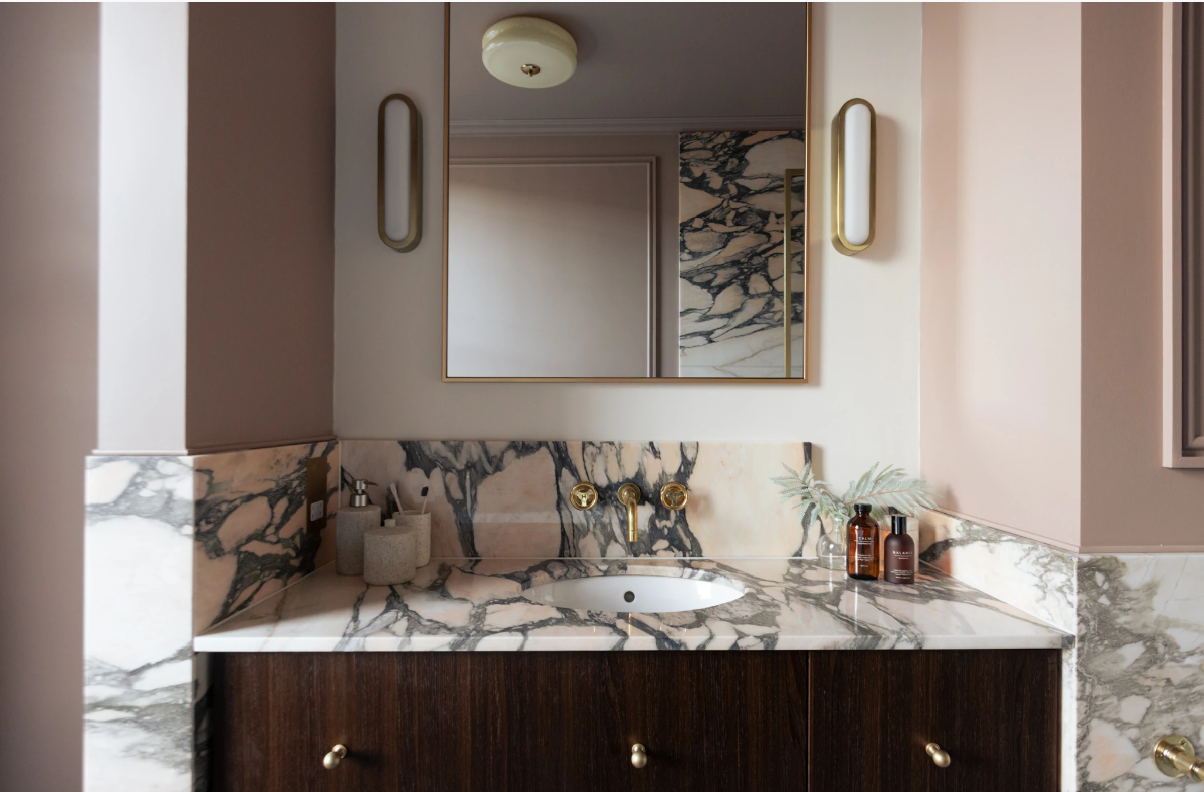 salle de bain classique chic en marbre