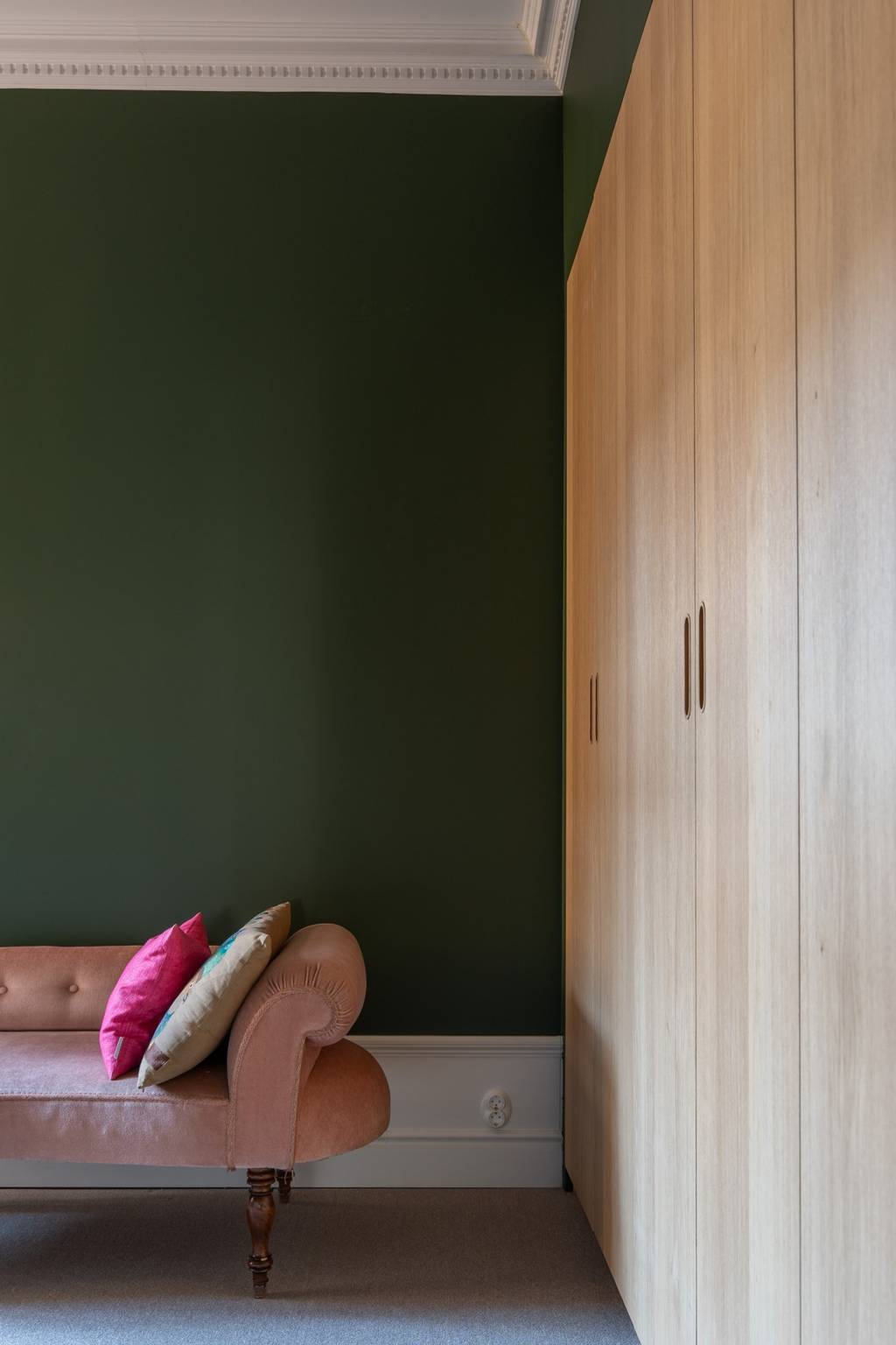 chambre murs vert décoration scandinave appartement ancien rénové