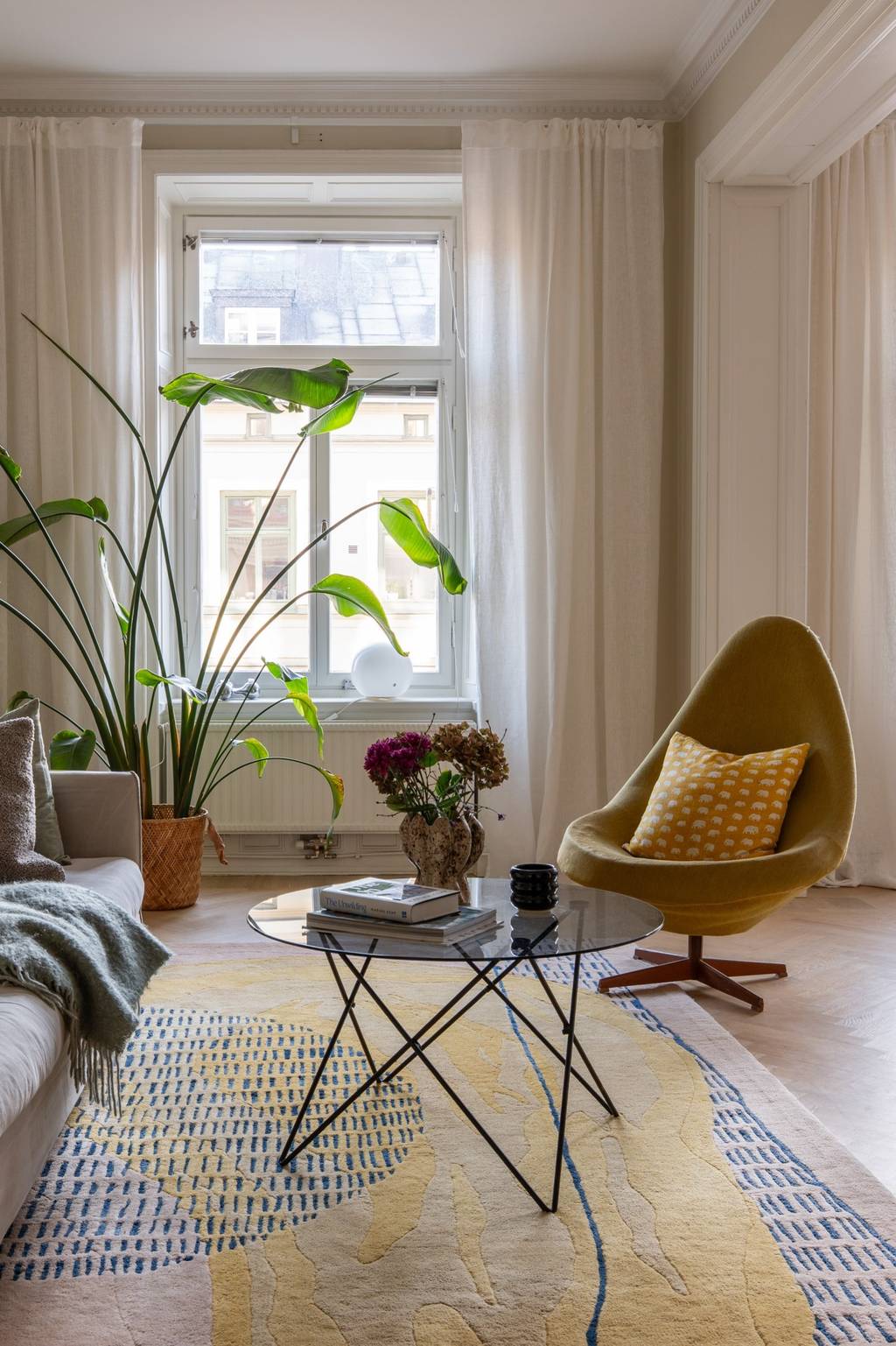 salon décoration mid-century appartement ancien rénové