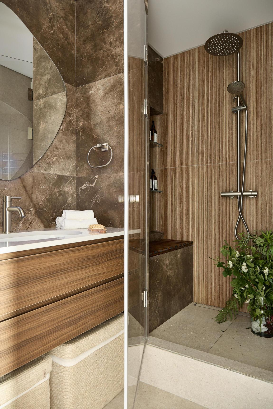 salle de bain bois et marbre studio 42m2 transformé en deux-pièces avec verrière bois