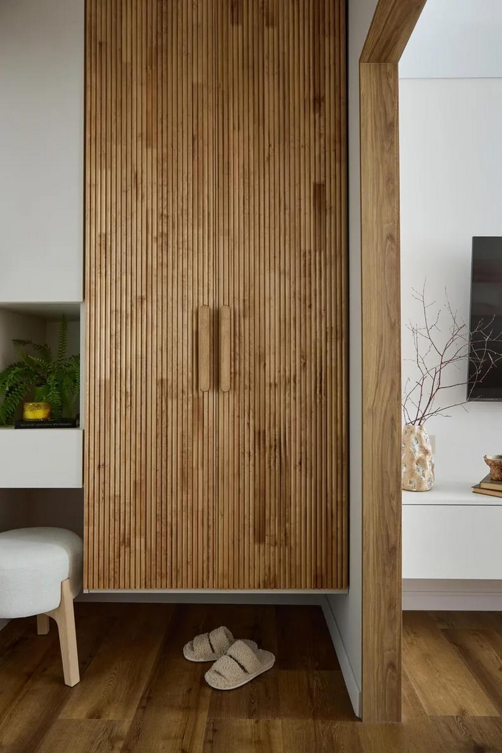 entrée studio 42m2 transformé en deux-pièces avec verrière bois
