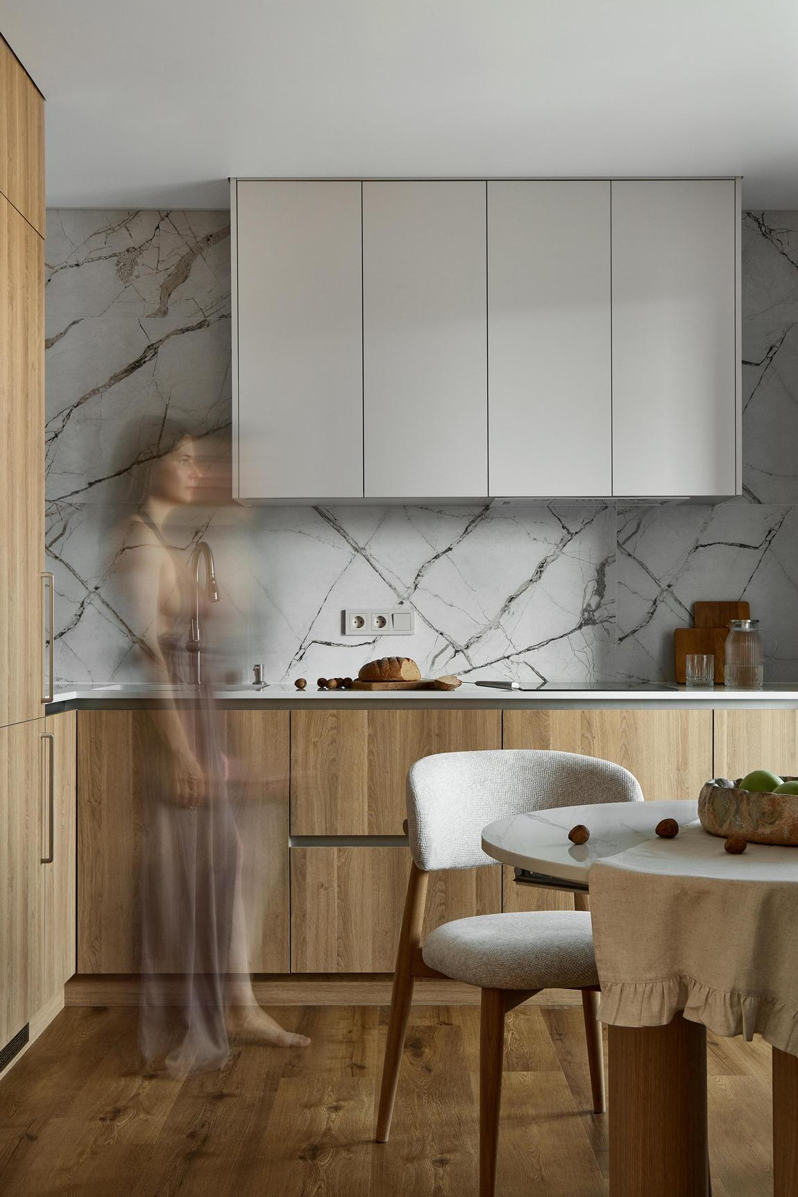 cuisine design bois et marbre studio 42m2 transformé en deux-pièces avec verrière bois