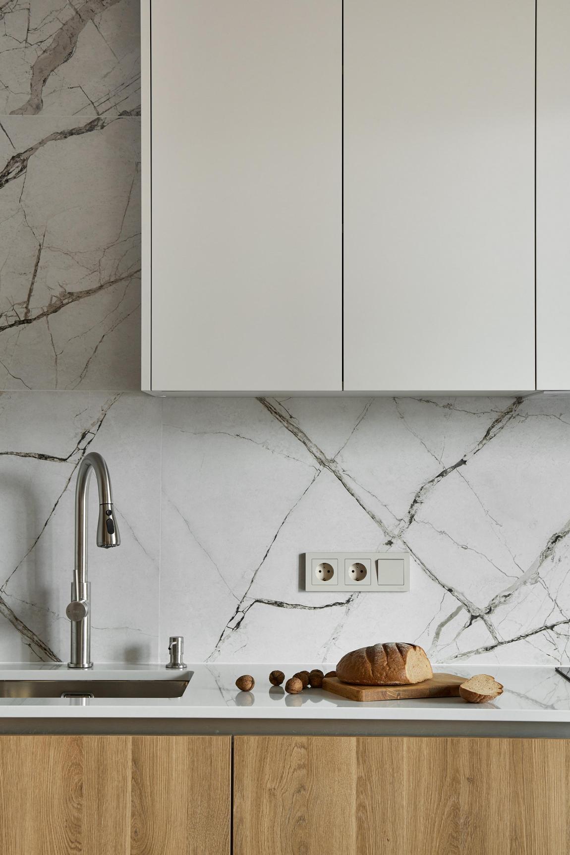cuisine design bois et marbre studio 42m2 transformé en deux-pièces avec verrière bois