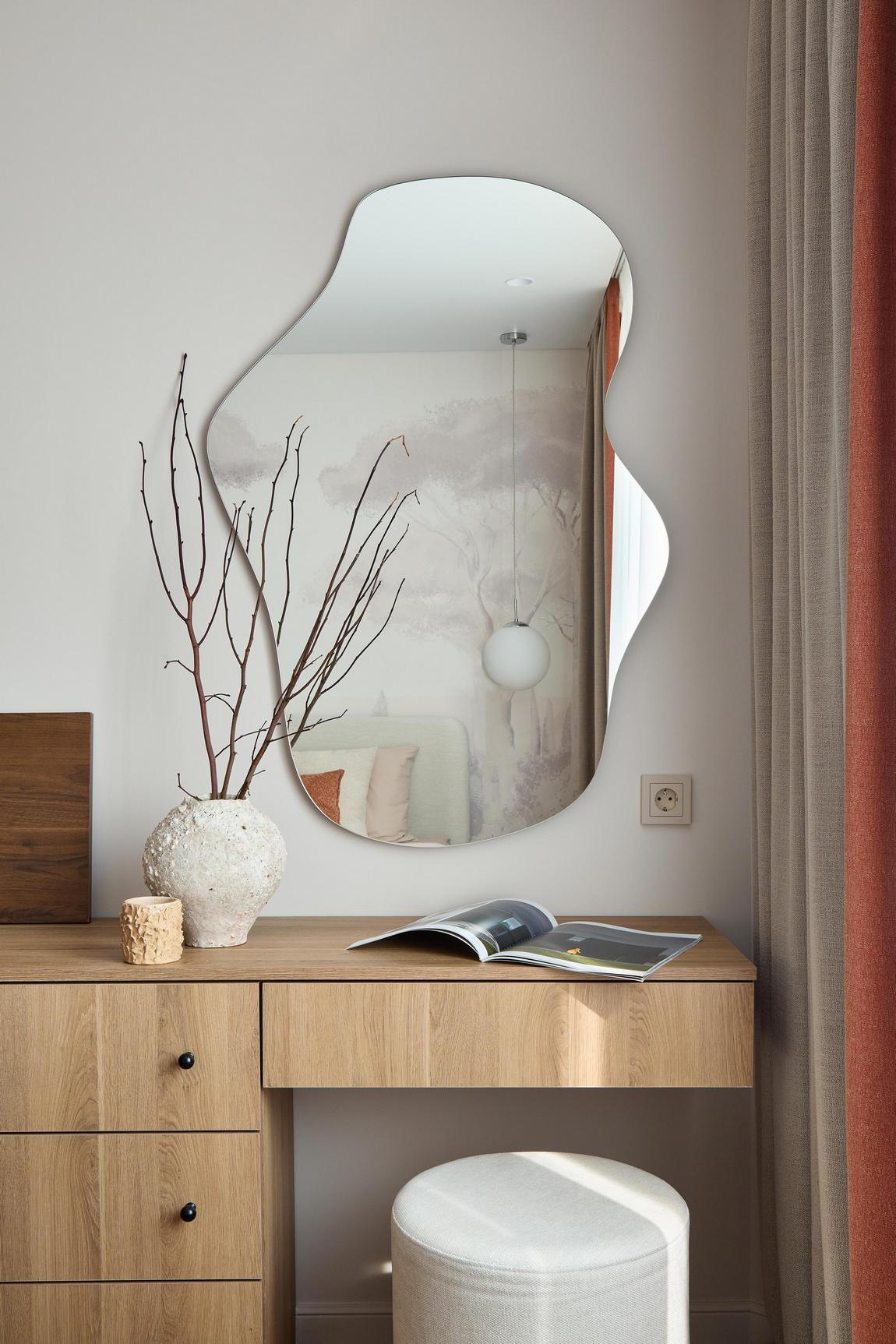 coiffeuse dans chambre studio 42m2 transformé en deux-pièces avec verrière bois