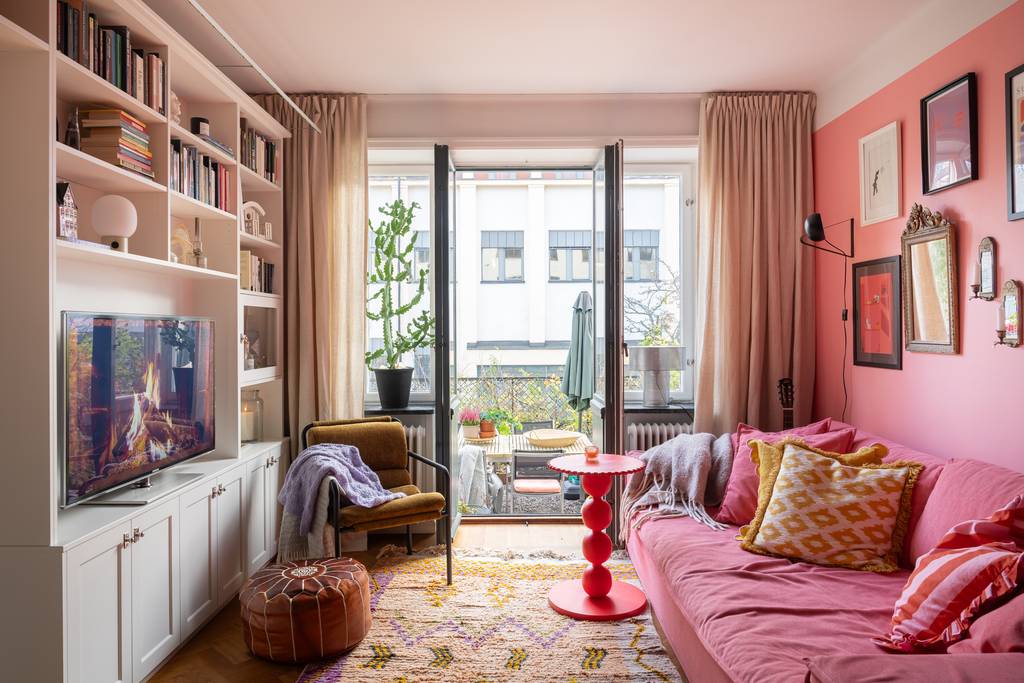 salon murs et canapé rose décoration colorée deux-pièces 46m2 avec patio