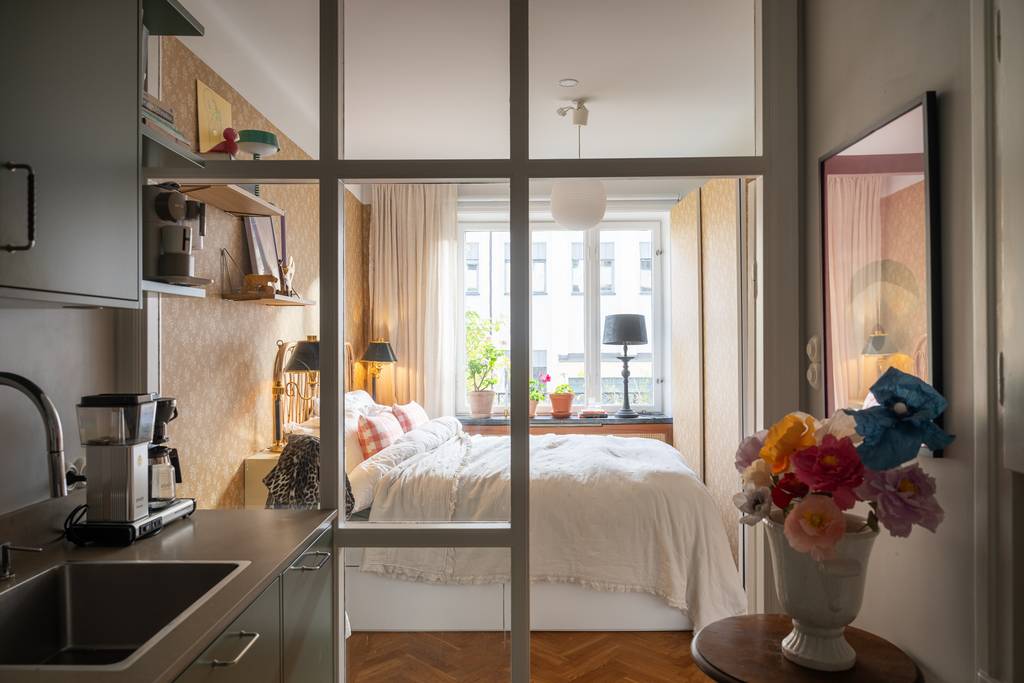 cuisine verte en second jour décoration colorée deux-pièces 46m2 avec patio