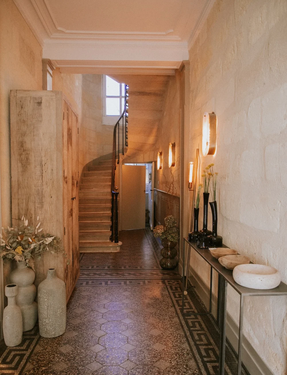 entrée murs pierres décoration contemporaine et classique chic Maison Mandel Bordeaux entrée murs pierres décoration contemporaine et classique chic Maison Mandel Bordeaux