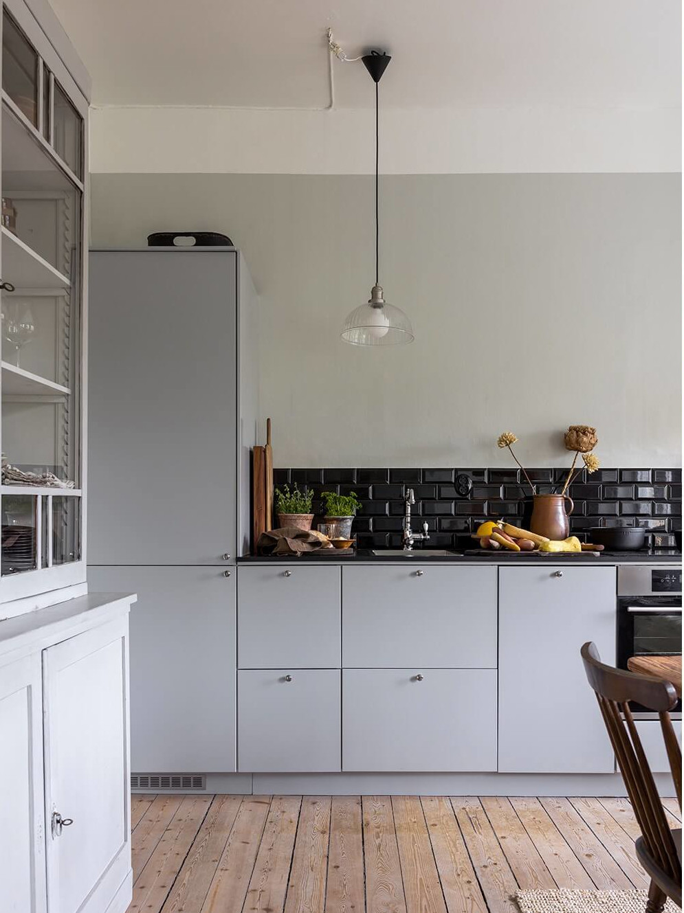 salle à manger et cuisine grise design appartement ancien 62m2 avec moulures décoration scandinave salle à manger et cuisine grise design appartement ancien 62m2 avec moulures décoration scandinave