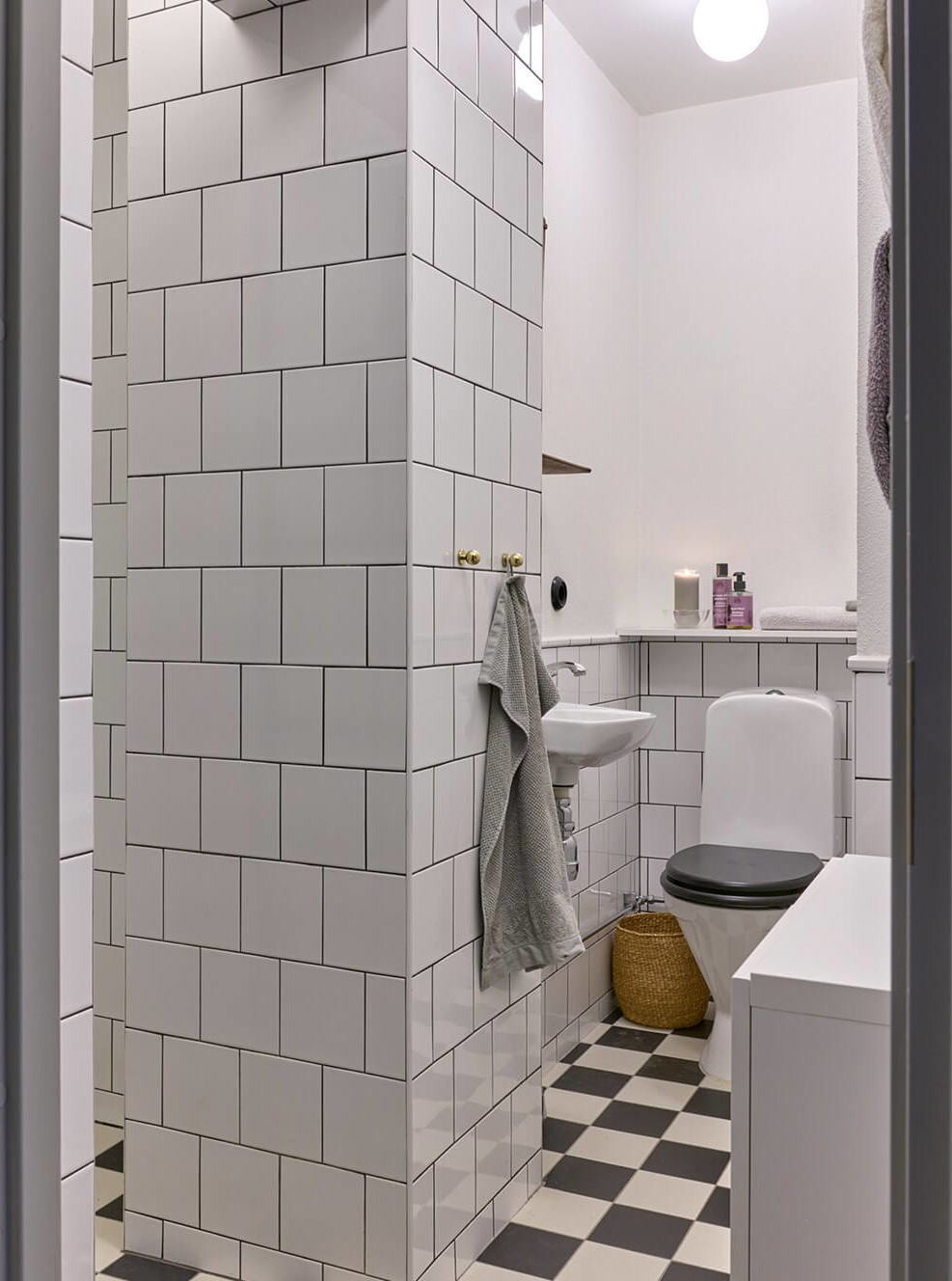 salle de bain blanche sol à damier noir et blanc salle de bain blanche sol à damier noir et blanc