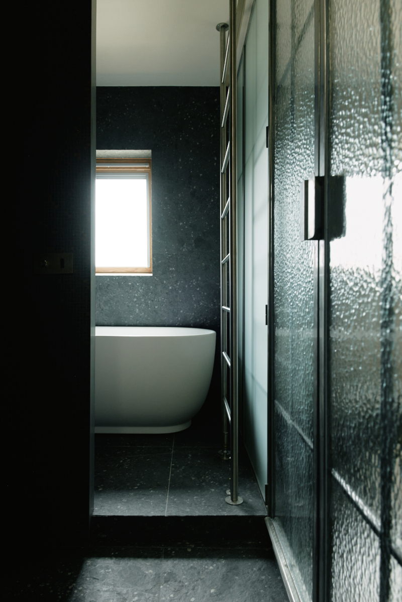 salle de bain derrière verrière appartement Paris Photo : © Oracle Paris