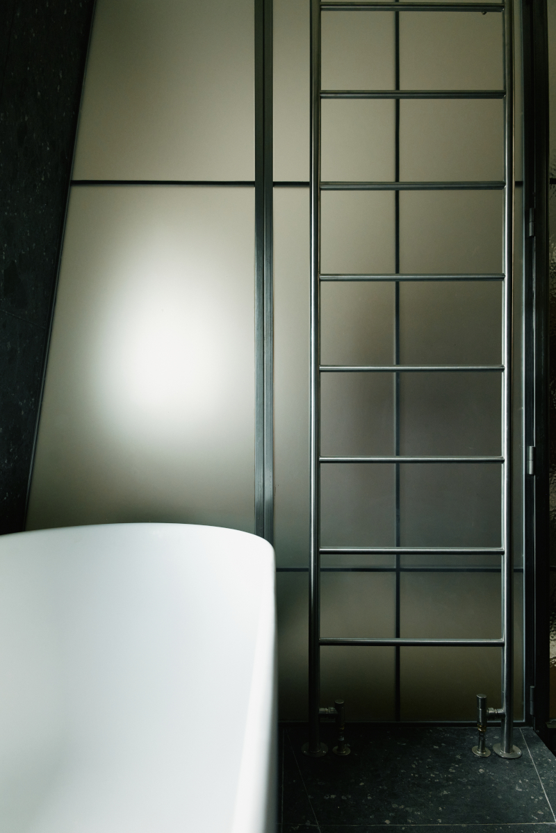 salle de bain design avec verrière appartement Paris Photo : © Oracle Paris