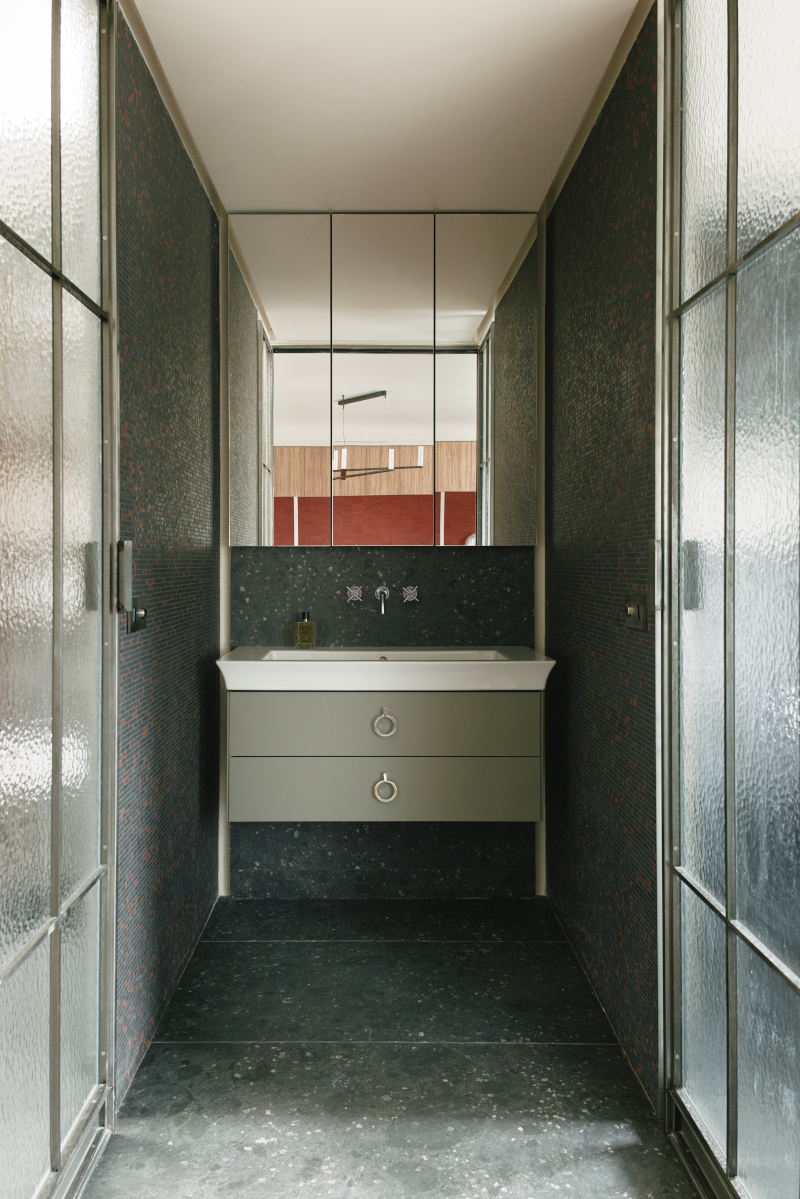 salle de bain derrière verrière appartement Paris Photo : © Oracle Paris