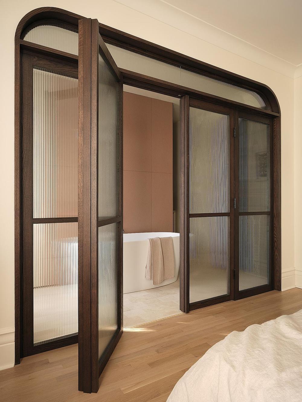 chambre avec salle de bain derrière verrière verre cannelé maison Montréal chambre avec salle de bain derrière verrière verre cannelé maison Montréal