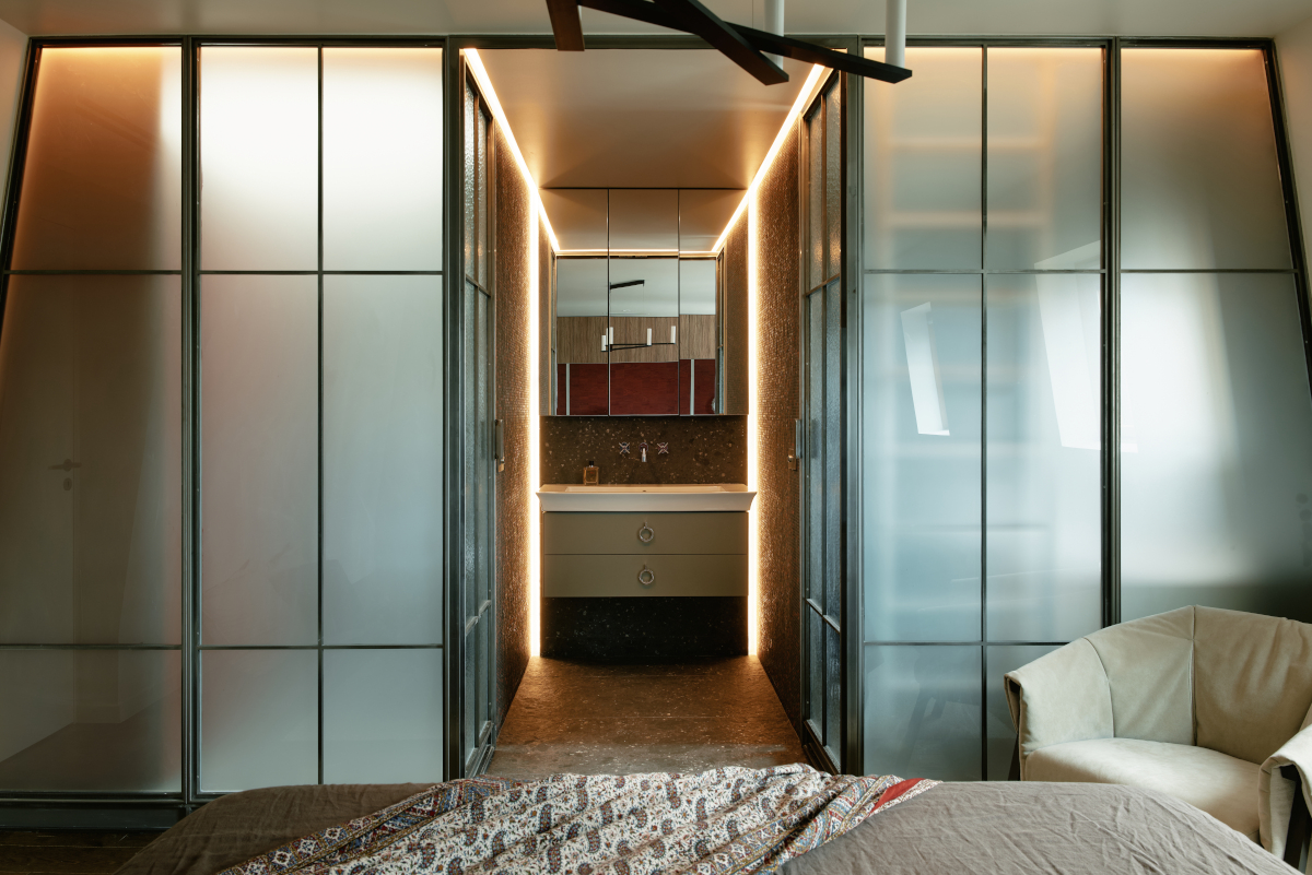 chambre avec salle de bain derrière verrière appartement Paris Photo : © Oracle Paris