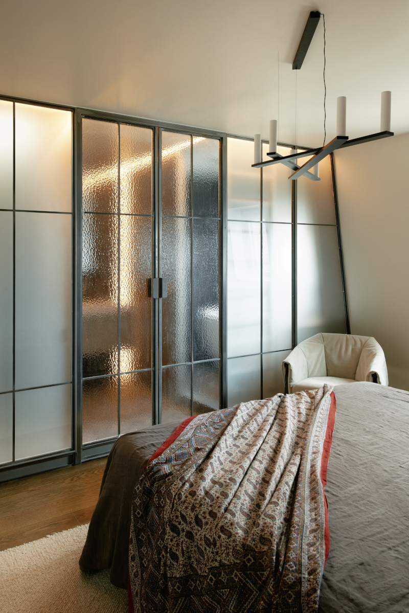 chambre avec salle de bain derrière verrière appartement Paris Photo : © Oracle Paris