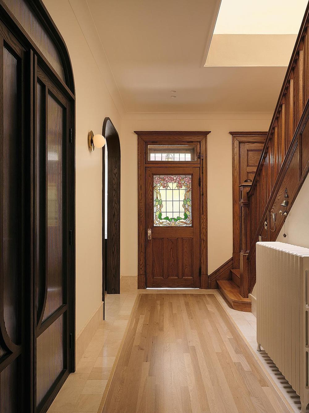 entrée avec escalier en bois maison Montréal entrée avec escalier en bois maison Montréal