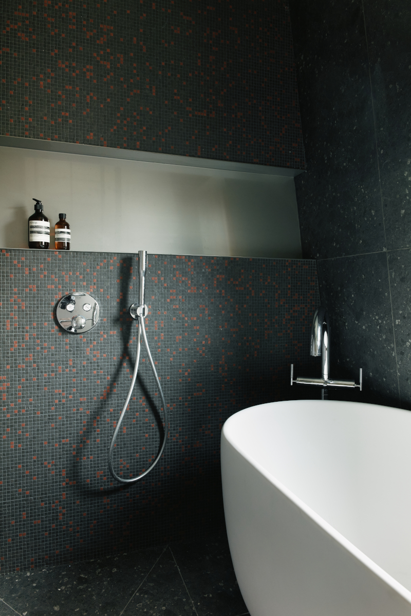 salle de bain design avec verrière appartement Paris Photo : © Oracle Paris