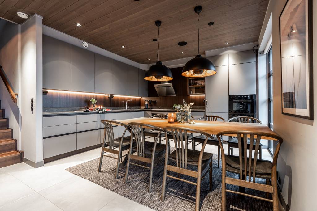 cuisine ouverte et salle à manger décoration contemporaine appartement montagnard en duplex de 140m2 cuisine ouverte et salle à manger décoration contemporaine appartement montagnard en duplex de 140m2