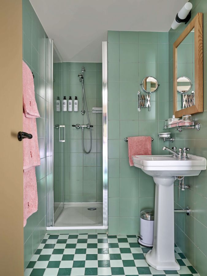 salle de bain verte sol à damier vert et blanc par Beata Heuman Hôtel la Boétie Paris salle de bain verte sol à damier vert et blanc par Beata Heuman Hôtel la Boétie Paris