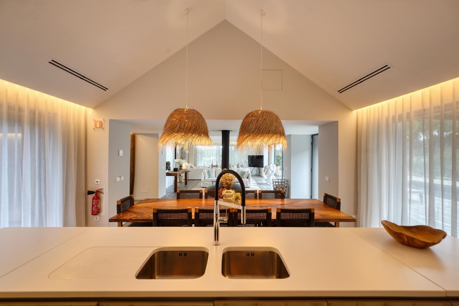 cuisine ouverte sur salon décoration moderne maison contemporaine avec piscine Comporta cuisine ouverte sur salon décoration moderne maison contemporaine avec piscine Comporta