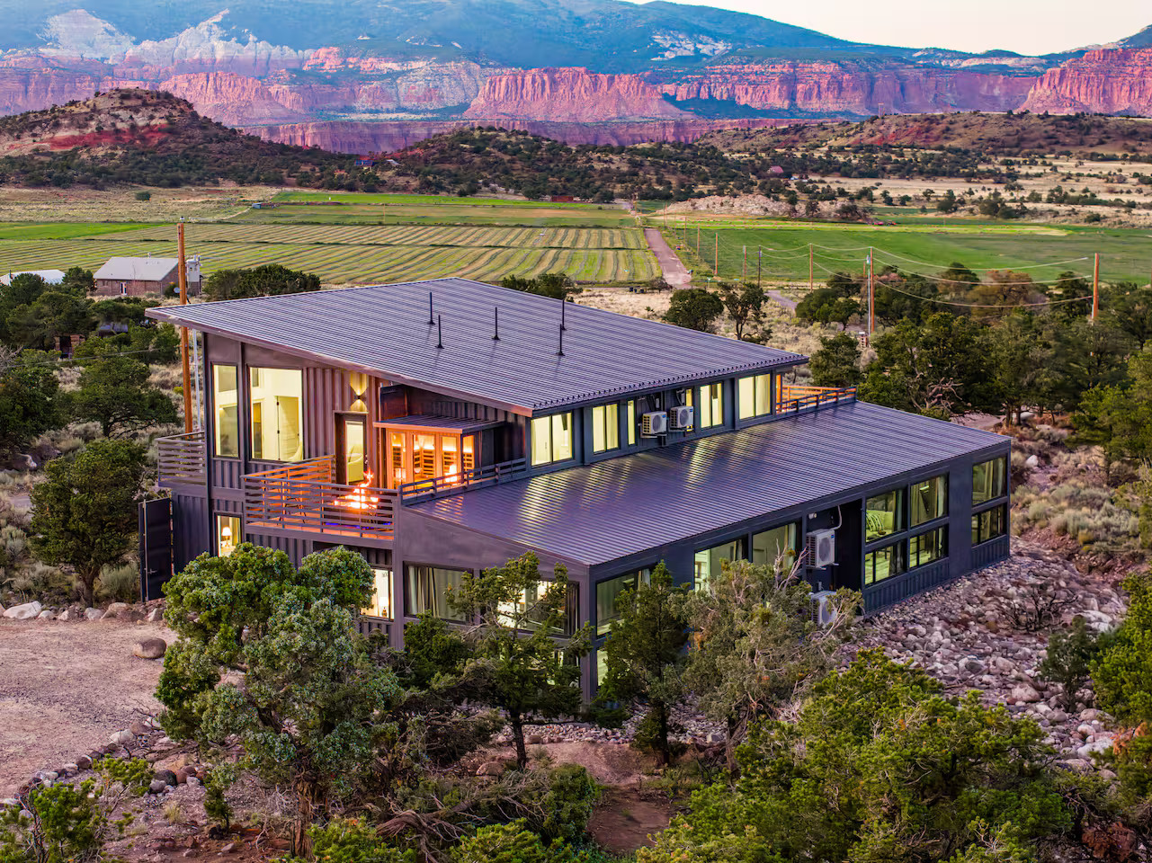 Une immense maison container familiale dans les paysages sauvages de l’Utah