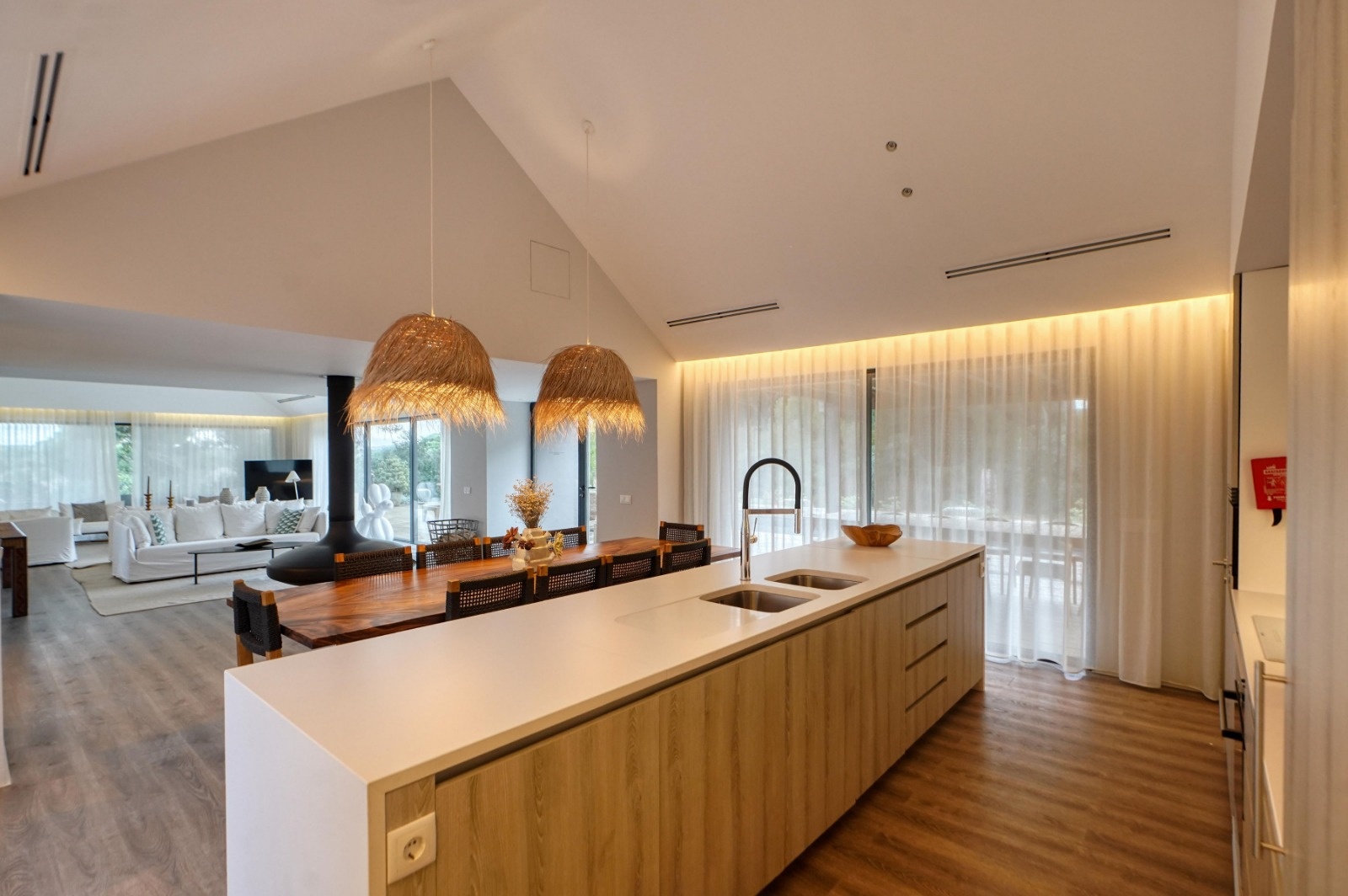 cuisine ouverte sur salon décoration moderne maison contemporaine avec piscine Comporta cheminée Gyrofocus cuisine ouverte sur salon décoration moderne maison contemporaine avec piscine Comporta cheminée Gyrofocus