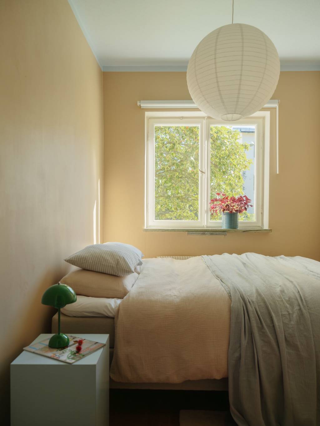 chambre jaune beurre appartement 45m2 décoration vintage et colorée chambre jaune beurre appartement 45m2 décoration vintage et colorée