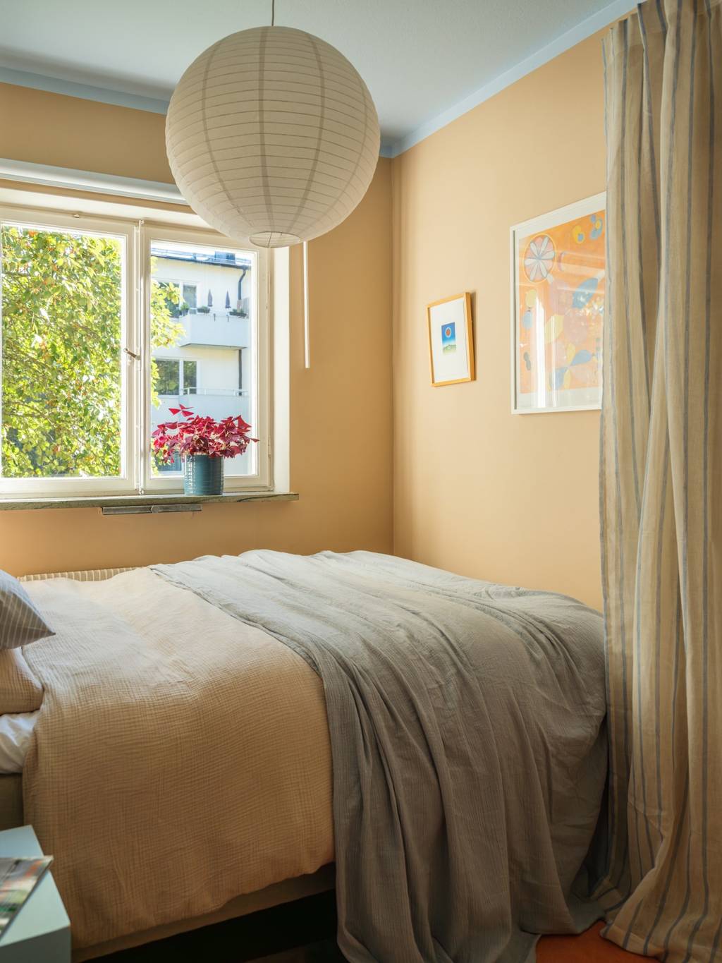 chambre jaune beurre appartement 45m2 décoration vintage et colorée chambre jaune beurre appartement 45m2 décoration vintage et colorée
