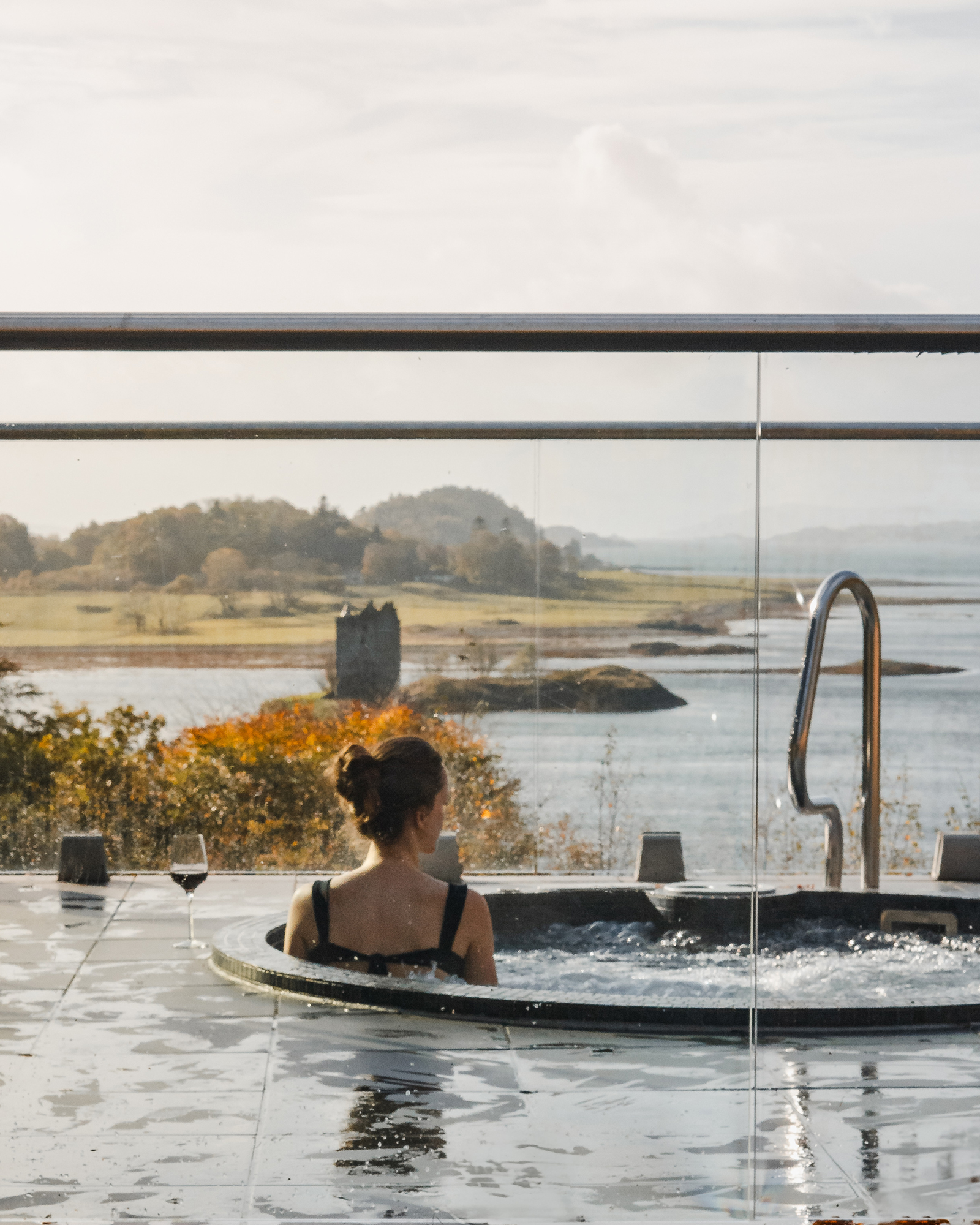 terrasse avec jacuzzi maison contemporaine vitrée en Écosse Stormhouse North terrasse avec jacuzzi maison contemporaine vitrée en Écosse Stormhouse North